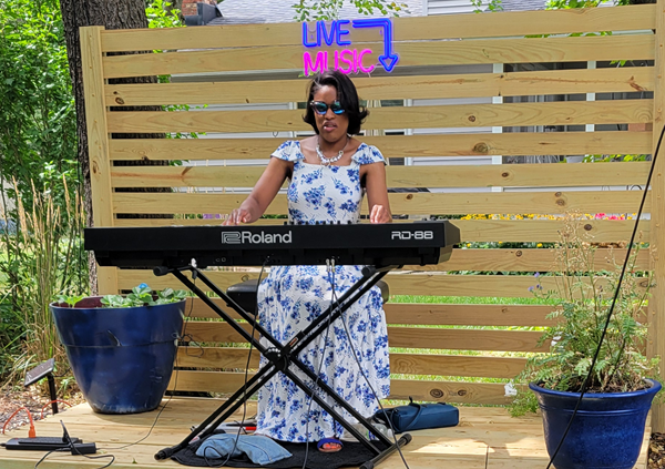 Genene Blackwell peerforms live at Weserflora Garden Show